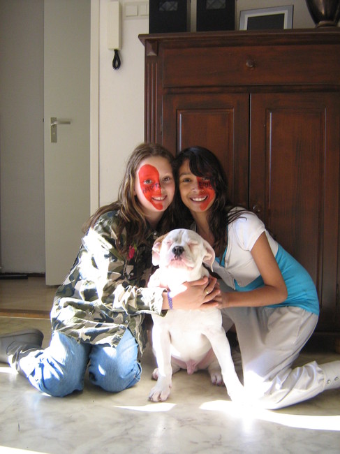 dit zijn onze buurmeisjes,dit was op 30 april 2010,de dag dat we paddock hebben opgehaald.