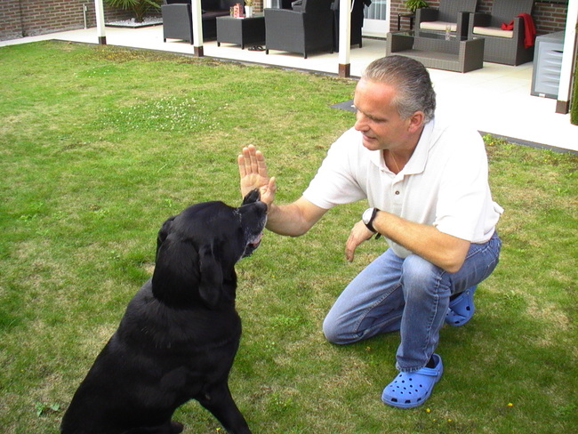 High Five!! had hij na 5 minuten geleerd. mijn vader moest er dus ook aan geloven, want hij wou er iedereen een geven!