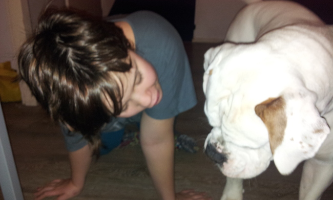 mijn dochtertje krijgt uitleg van onze lieverd hoe je als een hond loopt