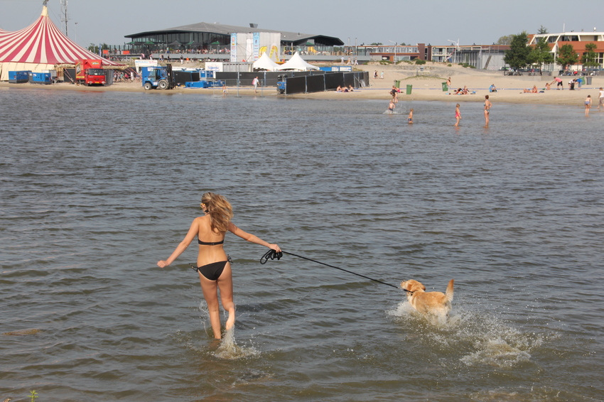 Snel het water in, ze mag nu nat worden!