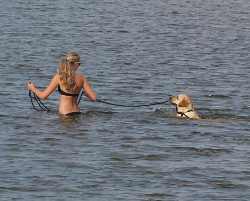 Lekker aan het zwemmen, maar ik ben een beetje bang. Dus daarom houd ik mijn eigen touw maar vast, voor je weet maar nooit!