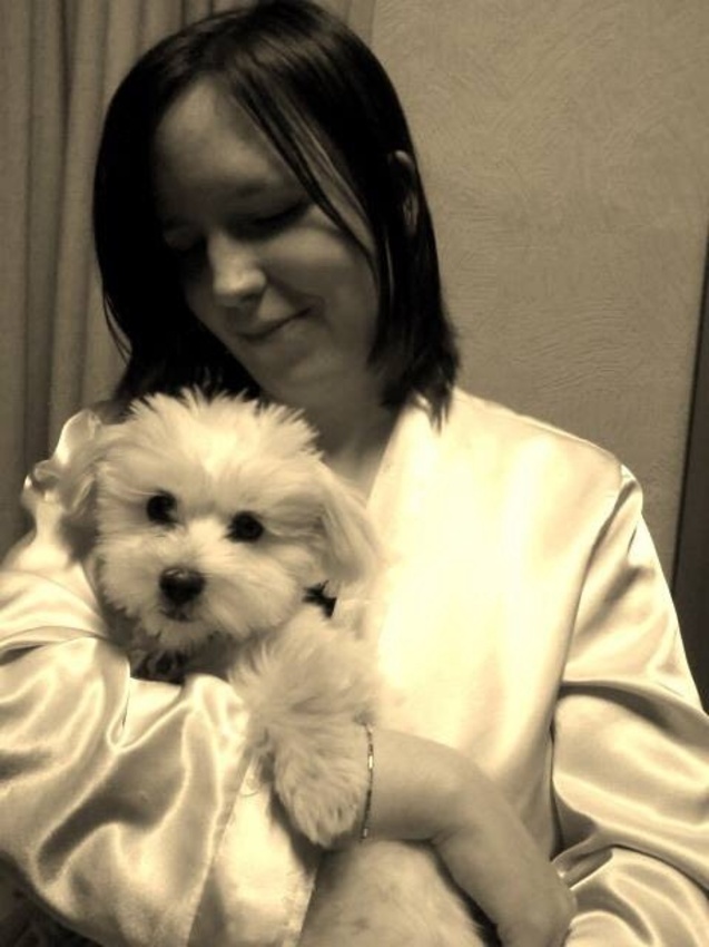 Op deze foto is Loes een dik halfjaar denk ik. Ze kwam net terug van de trimster.
Ze zit lekker bij het baasje op schoot.