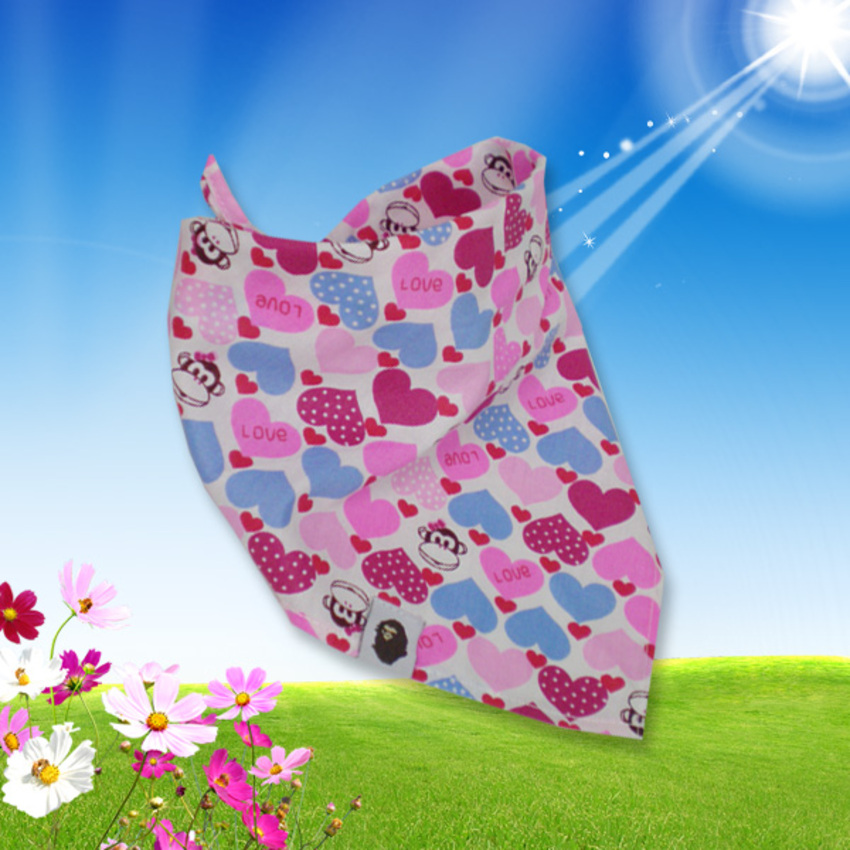 Een vrolijke hondensjaal met lichtblauwe, fuchsia en roze hartjes en aapjes. Deze honden bandana is van goede kwaliteit en uw hond ziet er stralend uit met deze prachtige sjaal. 