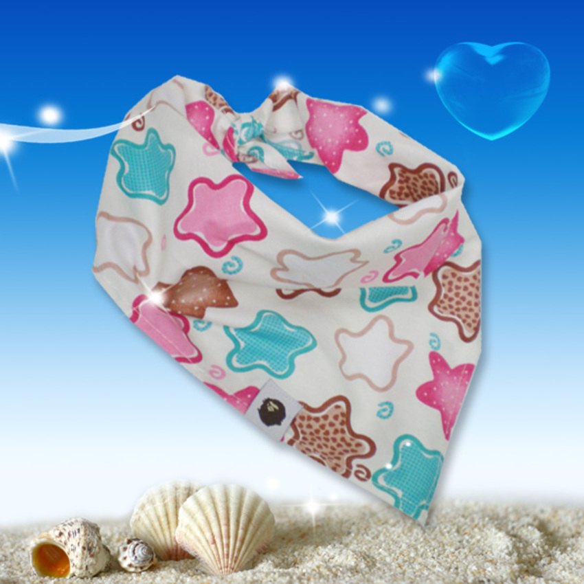 Een mooie hondensjaal met frisse blauwe, bruine en roze gekleurde sterren. Een leuke honden bandana voor de hippe hond! Deze honden halsdoek is van uitstekende kwaliteit en kan goed gewassen worden op 30 graden.