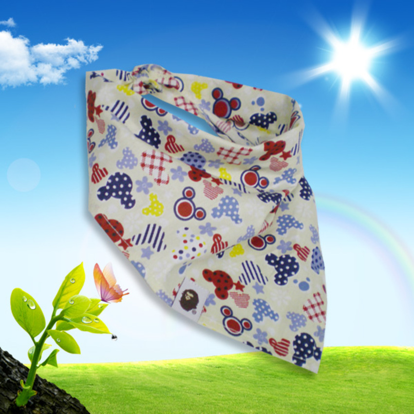 De typische kleuren geeft deze hondensjaal een sjieke uitstraling. Deze 100% katoenen honden halsdoek heeft een motief van muisjes en kan goed worden gewassen op 30 graden.