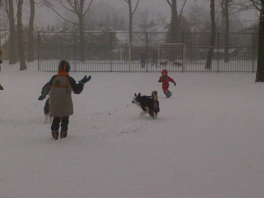 samen met de kinders in de sneeuw