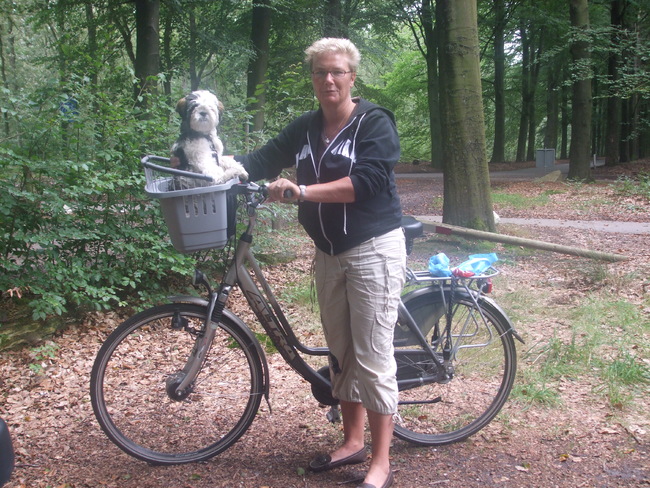 kyra in het fiets mandje
