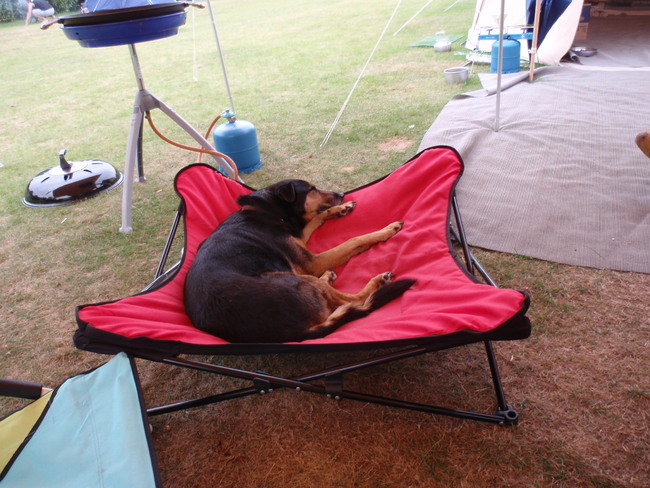 Emy uitgeput op vakantie