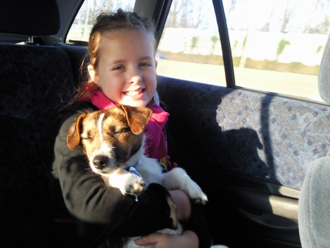 qoucha met mijn dochter cathy in de auto onderweg naar huis