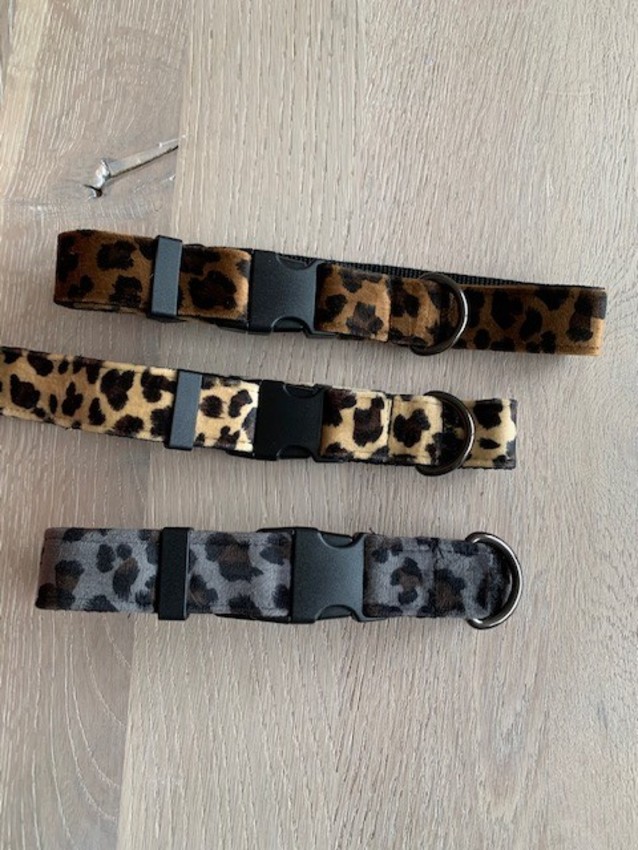 Halsbanden
Cognac, Beige of Grijs 2,5cm breed
maat M/L (halsomstrek 34 t/m 50cm) - prijs 10€ p/s
