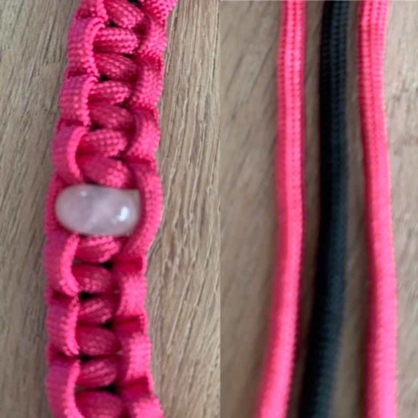 Bandje met natuursteen - Rose Quartz
Heeft goede invloed op de hechting met het baasje, werkt kalmerend bij boosheid, angst of stress, geeft rust en harmonie