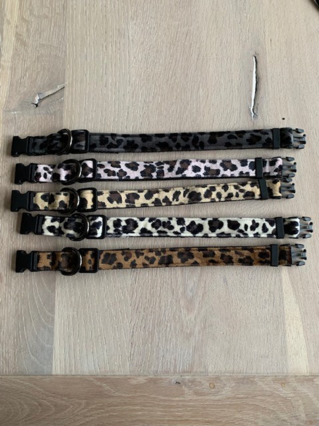 Velours halsbanden maat S/M, 2cm breed
Prijs: 8 Euro p/s ex verzending 