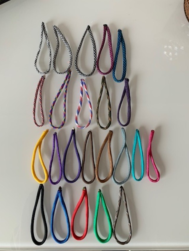 Bandjes: Beschikbare kleuren 
1ste rij: wit-zwart retro, grijs-zwart stip, zwart-wit stip, roze-zwart stip, azur-zwart stip / 
2de rij: rood-wit-blauw stip, regenboog, holland, army groen, paars-zwart streep /
3de rij: geel, licht paars, donker paars, chocolade bruin, cognac, grijs, turkoois, roze /
4de rij - bandjes van iets dikker kwaliteit: zwart, blauw, rood, groen, army khaki