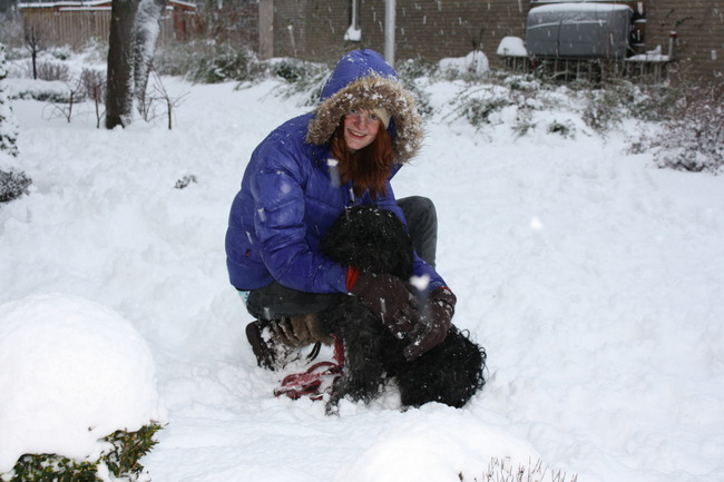 bounty en ik in de sneeuw met 3 lagen handschoenen aan