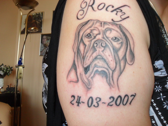 Dit is de tattoo die ik op 28 Augustus heb laten zetten van mijn hond Rocky mijn eerste echte tattoo
Als hij er over een aantal jaar niet meer is komt zijn sterfdatum onder zijn geboortedatum te staan maar voorlopig blijft hij zoals hij nu is